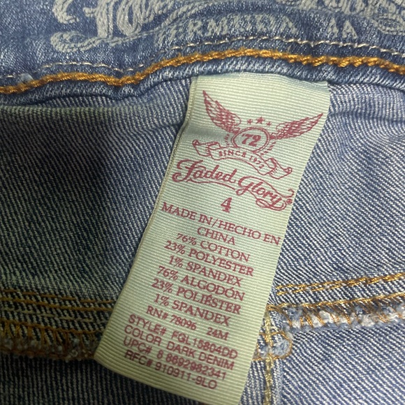 Women’s Bermuda jeans shorts in a light wash denim with a cuffed hem size 4 - Picture 2 of 8